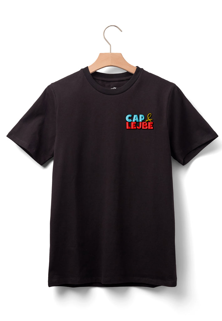 Cap &amp; Lejbe - Small Badge - Black Tee